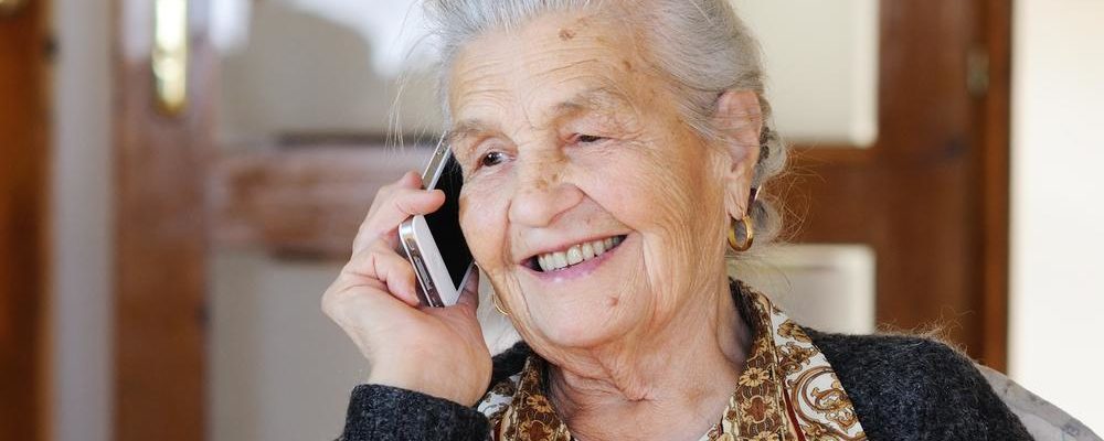 How to get free cell phones for seniors