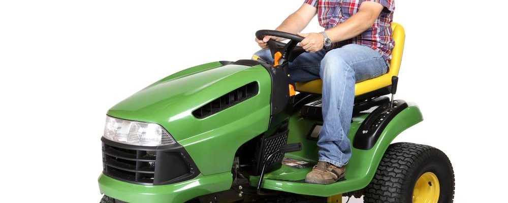 Tips to buy John Deere lawn tractors to give your garden a grand look