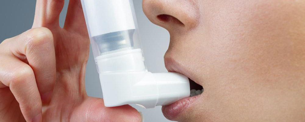 How is severe asthma treated?