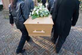 How to pick the right casket for a funeral ceremony?