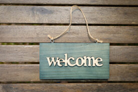 5 unique welcome hanging signs to have